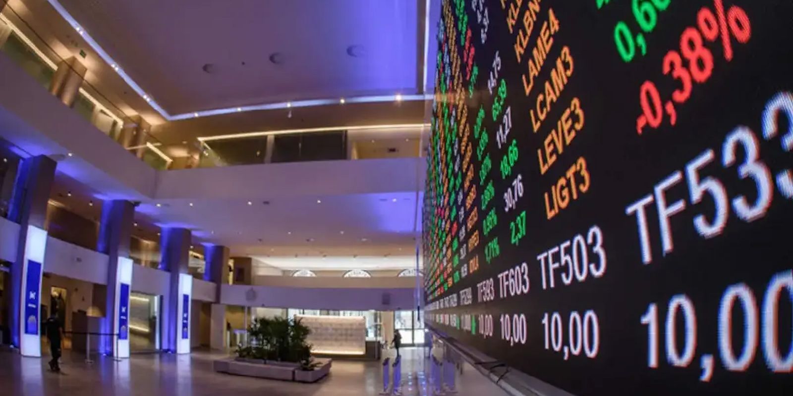 Ibovespa despenca para o menor nível desde janeiro sob pressão política