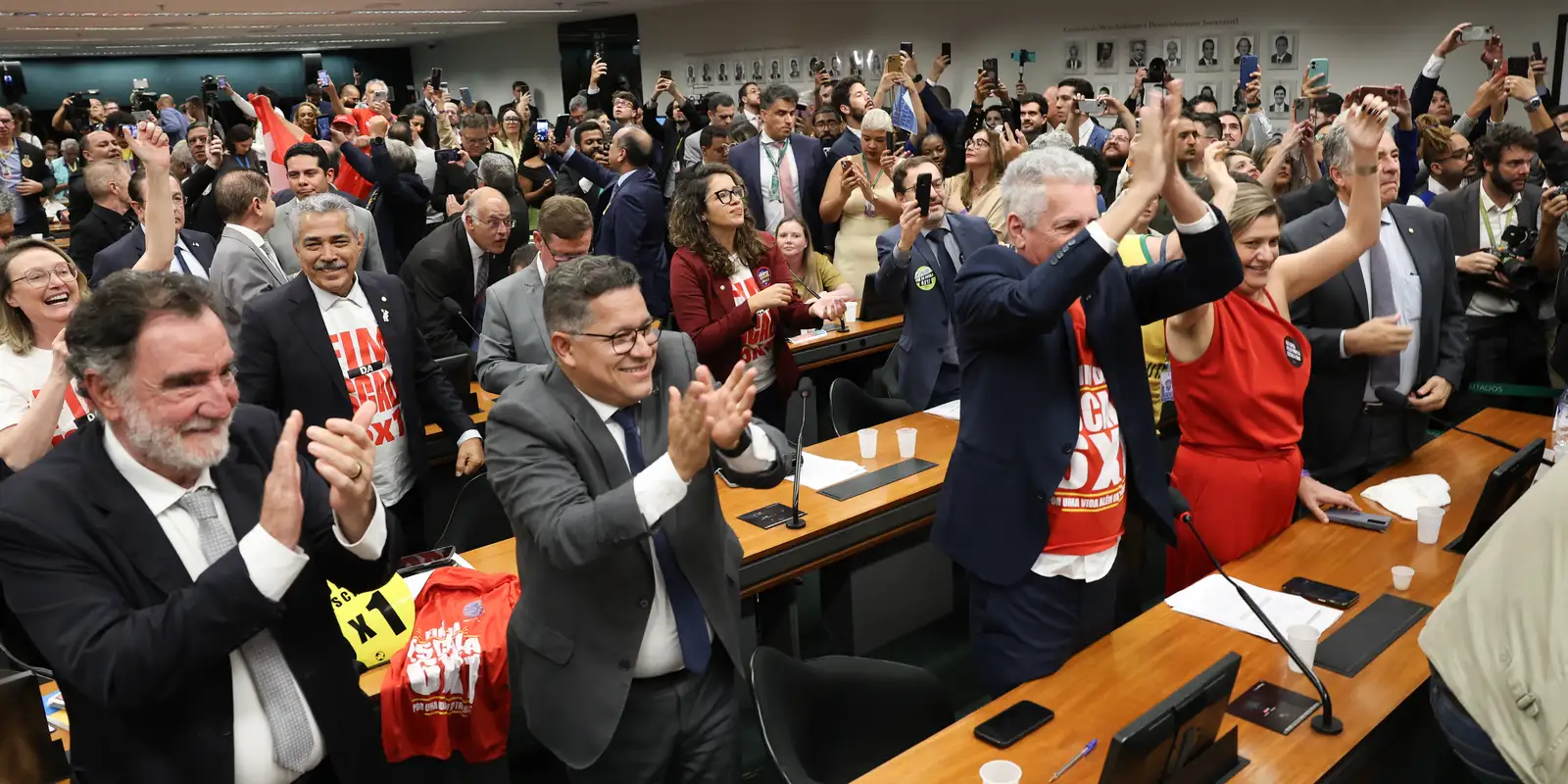 Comissão da Câmara aprova parecer que decreta fim da escala 6X1