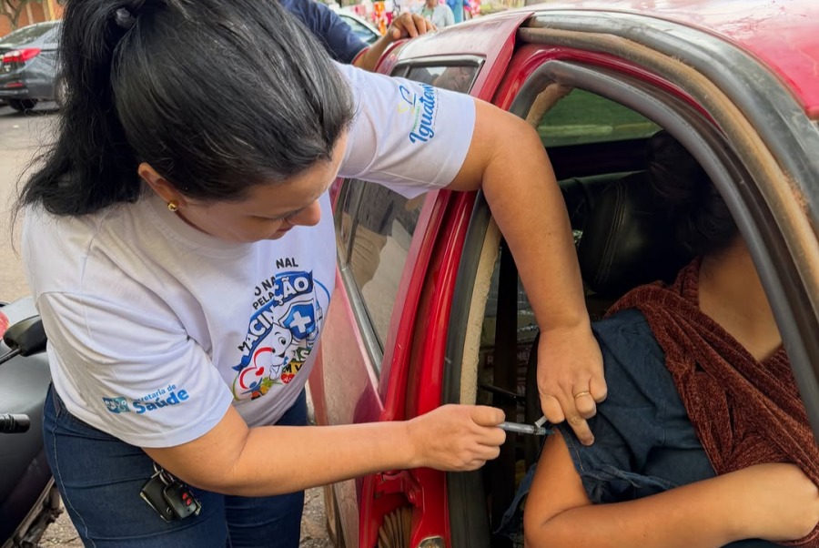Drive-Thru em Iguatemi vacina mais de 700 pessoas contra a Influenza